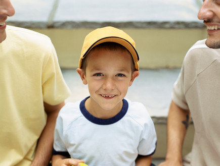 ילד עם שני אבות מוסתרים (צילום: אימג'בנק / Thinkstock)