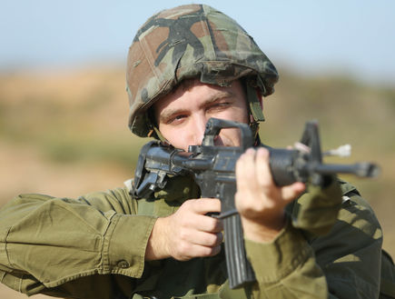 חייל מכוון נשק (צילום: עודד קרני)