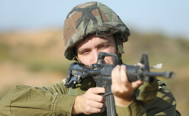 חייל מכוון נשק (צילום: עודד קרני)