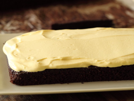 עוגת שוקולד ופסיפלורה - העוגה עם הציפוי (צילום: חן שוקרון, mako אוכל)
