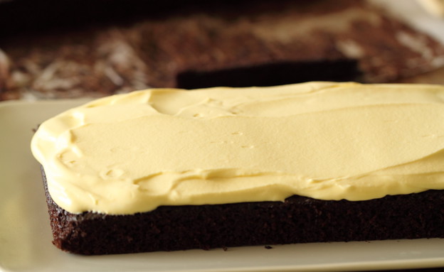 עוגת שוקולד ופסיפלורה - העוגה עם הציפוי (צילום: חן שוקרון, mako אוכל)