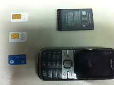 הטלפון וכרטיסי הסים שנתפסו במגידו (צילום: שב"ס)