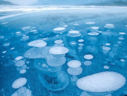 בועות באגם, תופעת טבע באגם (צילום: dailymail.co.uk)