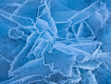 שברים בקרח, תופעת טבע באגם (צילום: dailymail.co.uk)