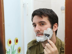 חייל מתגלח (צילום: עודד קרני)