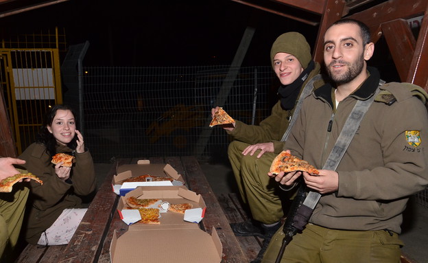 חיילי בא"פ אליקים אוכלים פיצה (צילום: אורי ברקת, עיתון "במחנה")