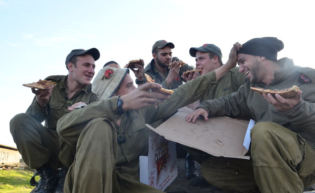 חיילי שריון אוכלים פיצה (צילום: אורי ברקת, עיתון "במחנה")