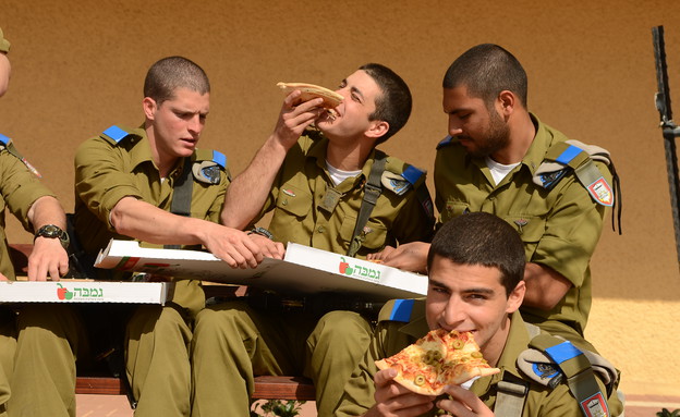צוערי חיל ההנדסה אוכלים פיצה (צילום: יעל שלח, עיתון "במחנה")
