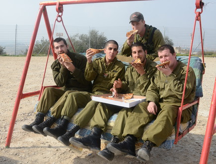 חיילי תותחנים אוכלים פיצה (צילום: ליאור עפרון, עיתון 
