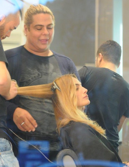 אילנית לוי עושה שיער ומתכוננת לרווק (צילום: ברק פכטר)