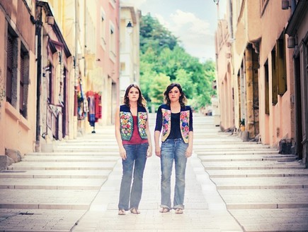 פרויקט תאומים - ג'ולי דה וורוקייר - תאומות נערות (צילום: ג'ולי דה וורוקייר , צילום מסך מהאתר juliedewaroquier.com)