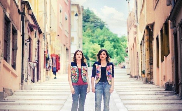פרויקט תאומים - ג'ולי דה וורוקייר - תאומות נערות (צילום: ג'ולי דה וורוקייר , צילום מסך מהאתר juliedewaroquier.com)