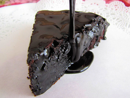 עוגת שוקולד מפתיעה (צילום: דליה מאיר, קסמים מתוקים)
