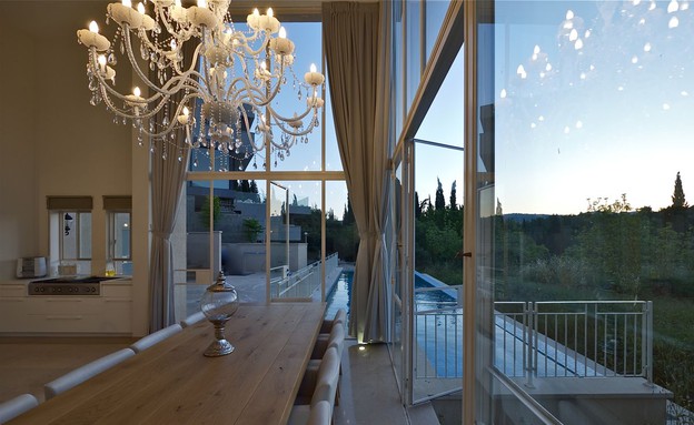 דובי וייט, גוף תאורה