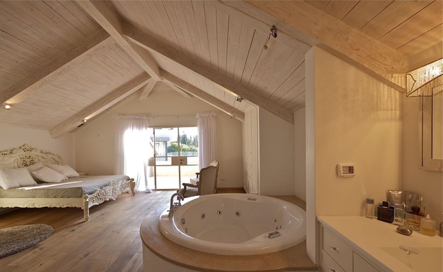 דובי וייט, חדר שינה ג'קוזי