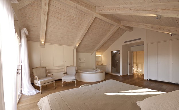 דובי וייט, חדר שינה