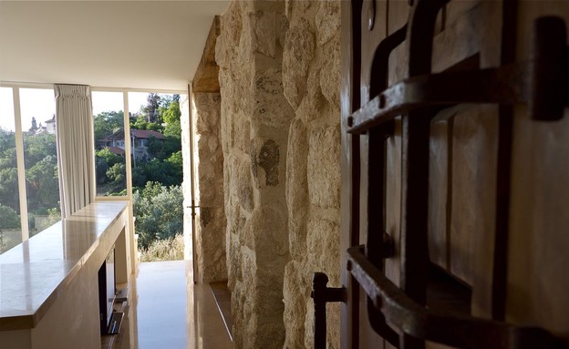 דובי וייט, קיר