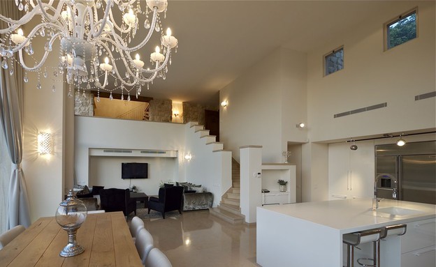 דובי וייט, שולחן אוכל וכסאות