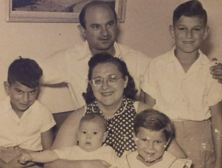 מיכל דליות עם משפחת המוצא שלה 1955 (צילום: תומר ושחר צלמים)