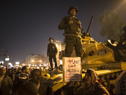 הצבא המצרי והמפגינים בקהיר (צילום: Daniel Berehulak, GettyImages IL)