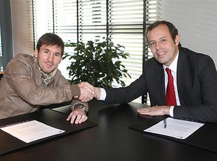 מסי ונשיא המועדון, עוד הארכת חוזה (האתר הרשמי של ברצלונה). צפו בני (צילום: ספורט 5)