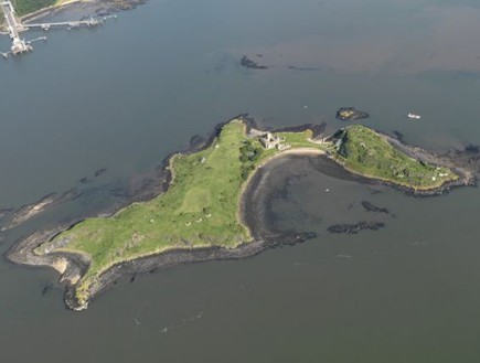 מבט על האי מלמעלה, עבודה באי בסקוטלנד (צילום: dailymail.co.uk)