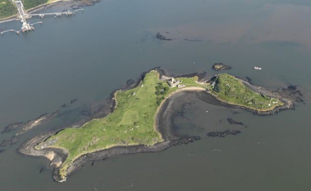 מבט על האי מלמעלה, עבודה באי בסקוטלנד (צילום: dailymail.co.uk)