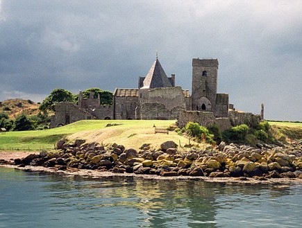 מבצר באי הבודד, עבודה באי בסקוטלנד