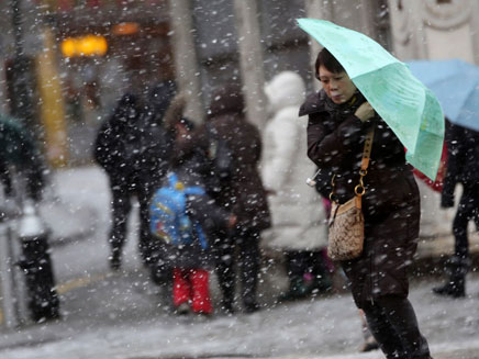 אזרחים במזג האוויר הסוער (צילום: AP)
