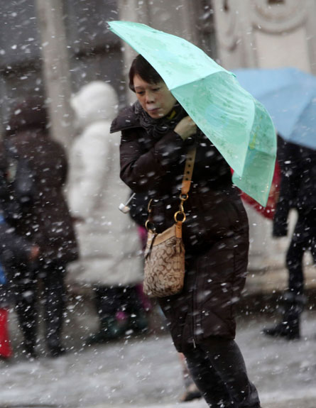 אזרחים במזג האוויר הסוער (צילום: AP)