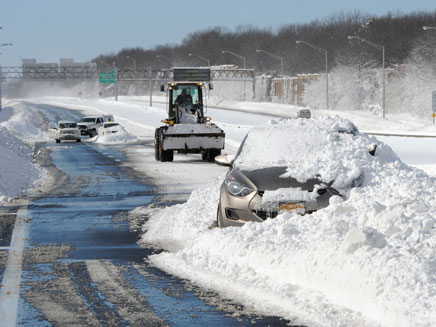 מכוניות תקועות בשלג בכביש המהיר (צילום: AP)