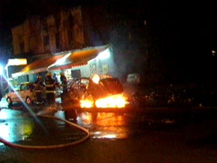 כבאים ליד הרכב שעלה באש (צילום: חדשות 2)