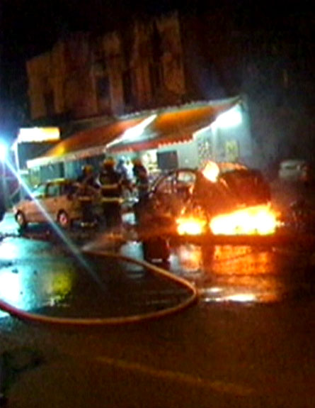 כבאים ליד הרכב שעלה באש (צילום: חדשות 2)