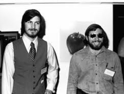 מייסדי אפל ב-1977, סטיב ווז'ניאק וסטיב ג'ובס 