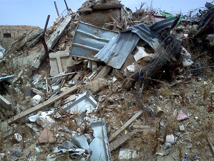מפגע אסבסט בבסיס נתן (צילום: המשרד להגנת הסביבה)