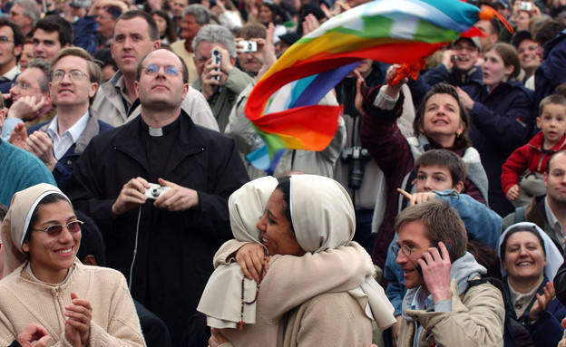 הרגעים הוורודים של האפיפיור (צילום: Marco Di Lauro, GettyImages IL)