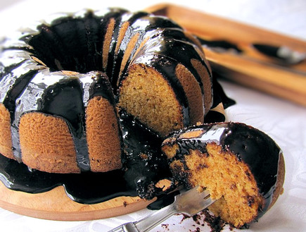 עוגת גזר ברוטב שוקולד (צילום: דליה מאיר, קסמים מתוקים)