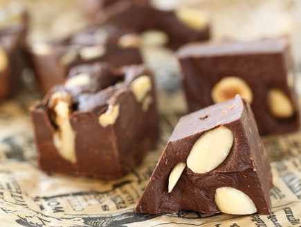 שוקולד פאדג' עם תוספות (צילום: חן שוקרון, mako אוכל)