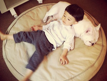 ילד וכלב - שוכבים על הפוף (צילום: איה סקאי, instagram)
