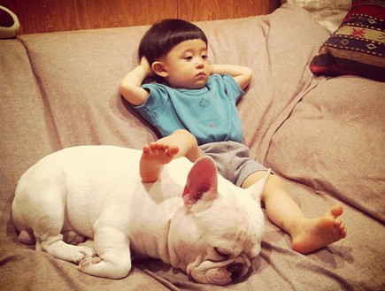 ילד וכלב - הדום (צילום: איה סקאי, instagram)