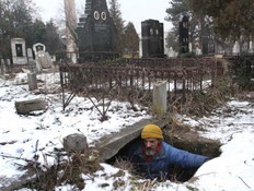 הומלס גר בקבר 15 שנים