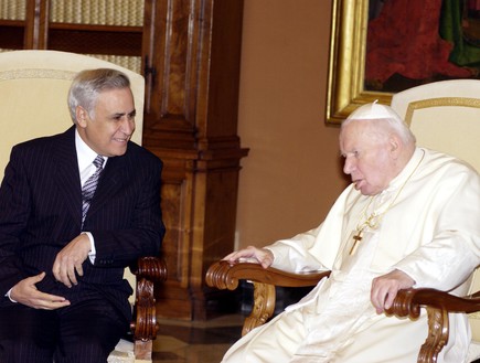 משה קצב נפגש עם האפיפיור יוחנן פול השני בוותיקן צילום סהר יעקב ללע (צילום: סער יעקב)