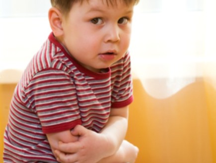 ילד מחזיק את הבטן (צילום: אימג'בנק / Thinkstock)