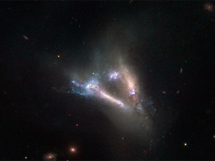 שתי גלקסיות, וי אחד (צילום: NASA)