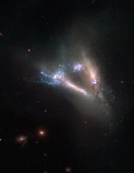 שתי גלקסיות, וי אחד (צילום: NASA)