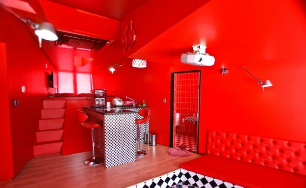 מלון קוריאה אדום בר (צילום: www.rockitsuda.com)