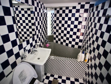 מלון קוריאה שירותים שחור לבן (צילום: www.rockitsuda.com)