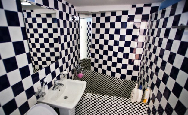 מלון קוריאה שירותים שחור לבן (צילום: www.rockitsuda.com)