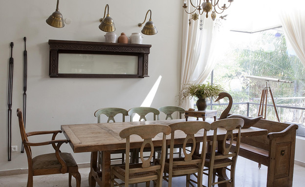 הביתה סלעית שולחן אוכל עץ (צילום: הגר דופלט)