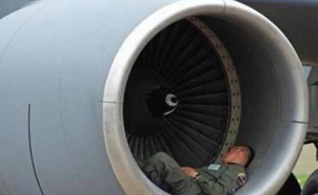 חייל ישן במנוע מטוס